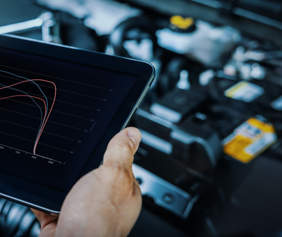 Eine Person zeigt ein Tablet mit einem Diagramm, das Informationen grafisch veranschaulicht