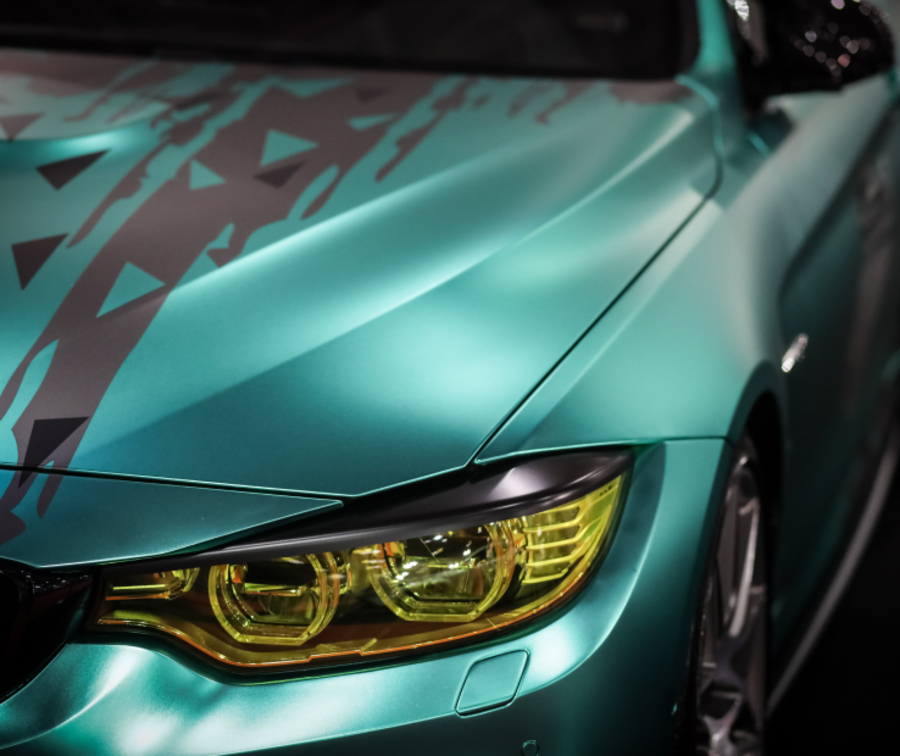 Frontansicht eines grünen BMW, das elegante Design und dynamische Linien zeigt