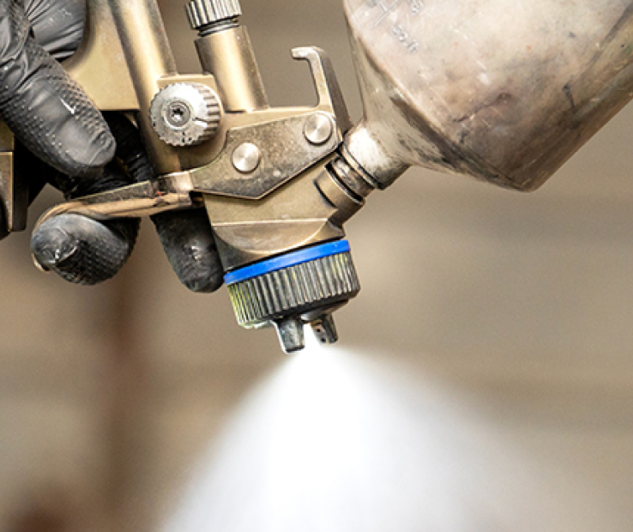 Eine sprühende Lackierpistole