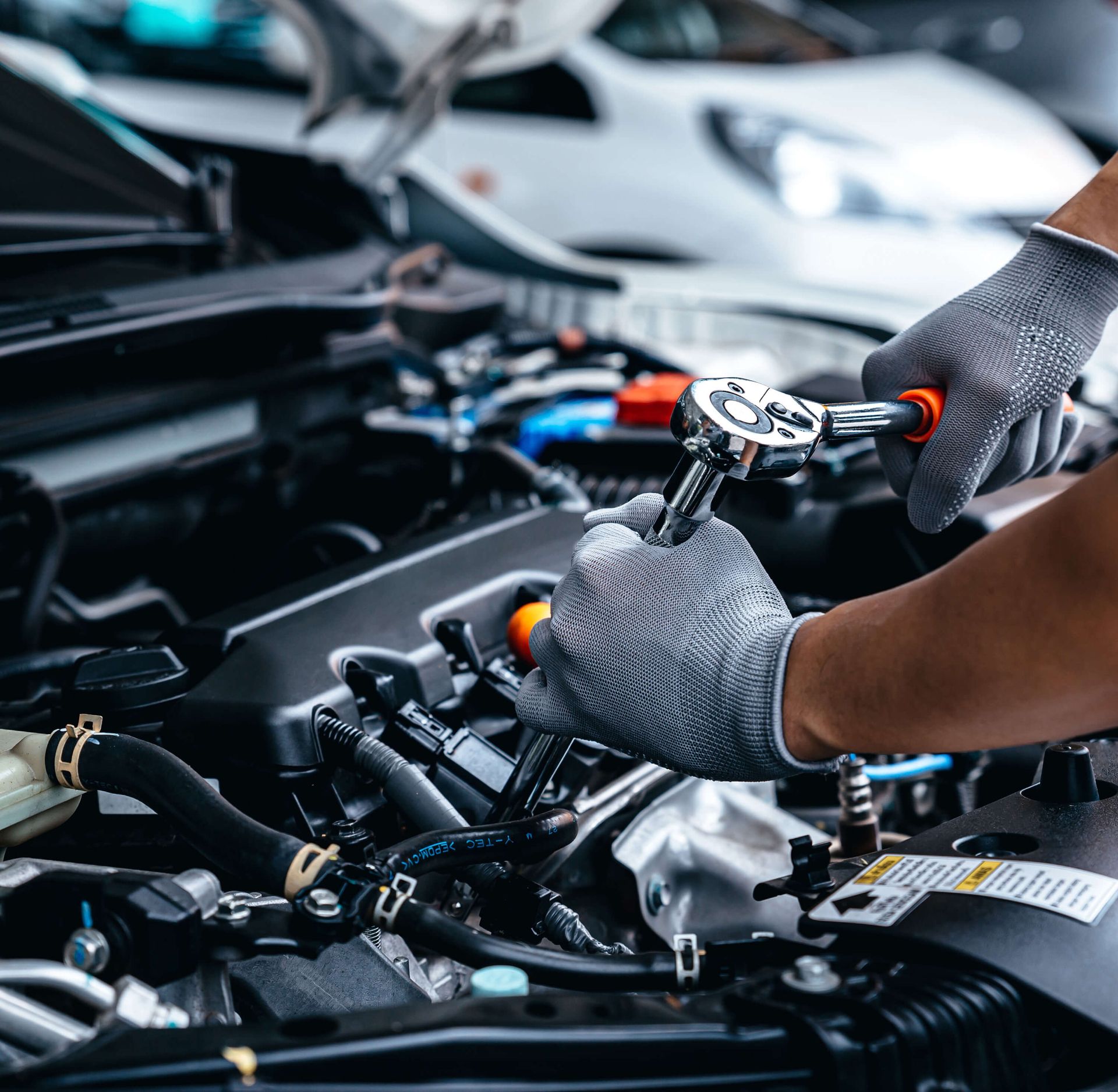 Arbeiten im Motorraum