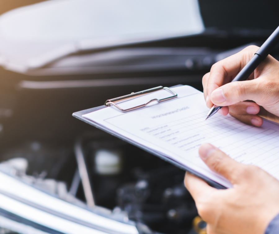 In einem Formular werden Daten für ein Schadengutachten eingetragen